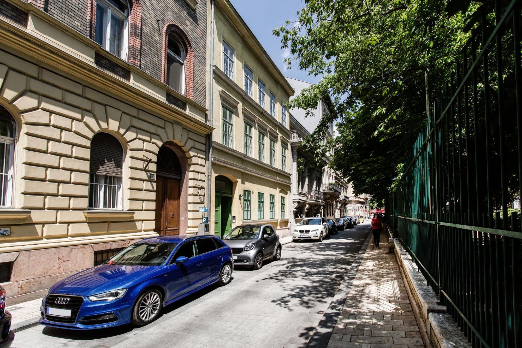 Elegant Duplex Near Greenery Appartement *